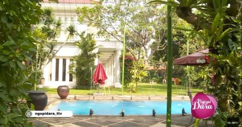 8 Potret Kolam Renang Artis yang Super Mewah, Milik Momo Geisha Seperti Danau, Luas Banget!