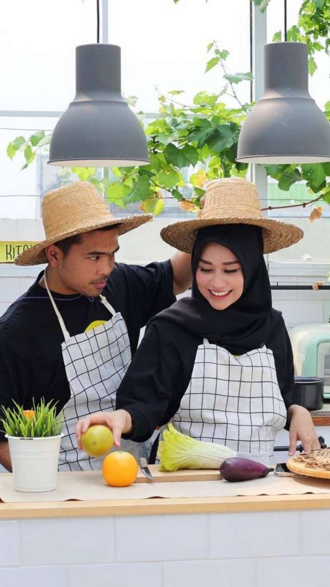 Diterpa Isu Punya Hubungan Spesial dengan Chika, Potret Harmonis Putra Siregar dan Septia yang Jarang Tersorot
