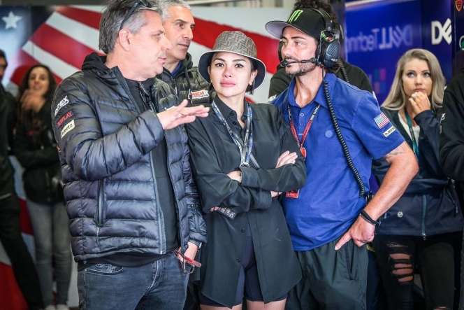 Potret Nikita Mirzani Pamer Kemesraan dengan John Hopkins di MotoGP Portugal