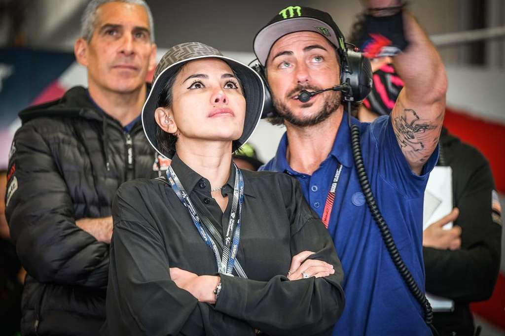 Potret Nikita Mirzani Pamer Kemesraan dengan John Hopkins di MotoGP Portugal