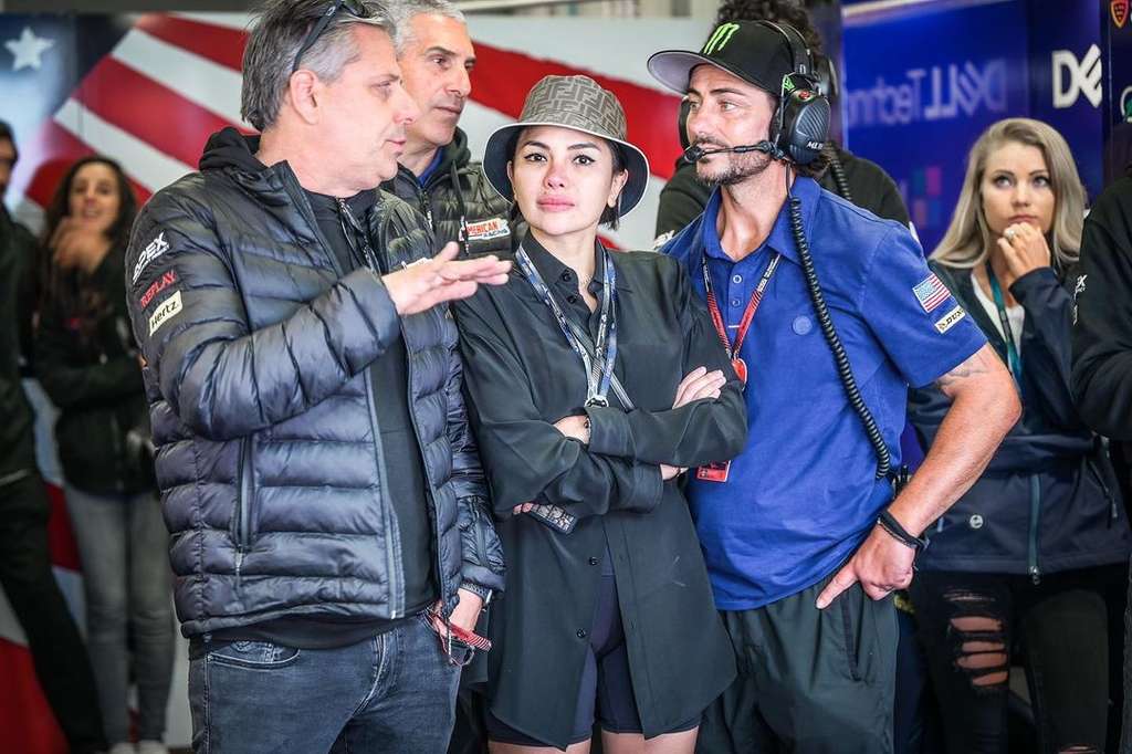 Potret Nikita Mirzani Pamer Kemesraan dengan John Hopkins di MotoGP Portugal