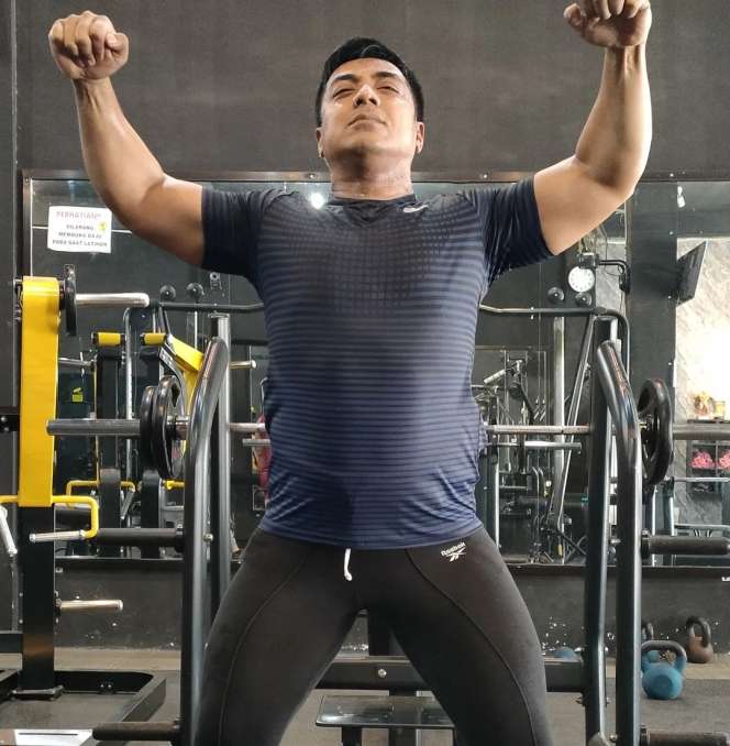 Potret Ustaz Riza Muhammad saat Olahraga, Lengannya Berotot Banget!