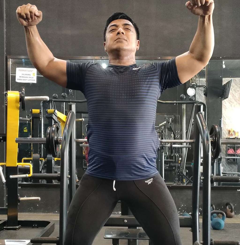 Potret Ustaz Riza Muhammad saat Olahraga, Lengannya Berotot Banget!