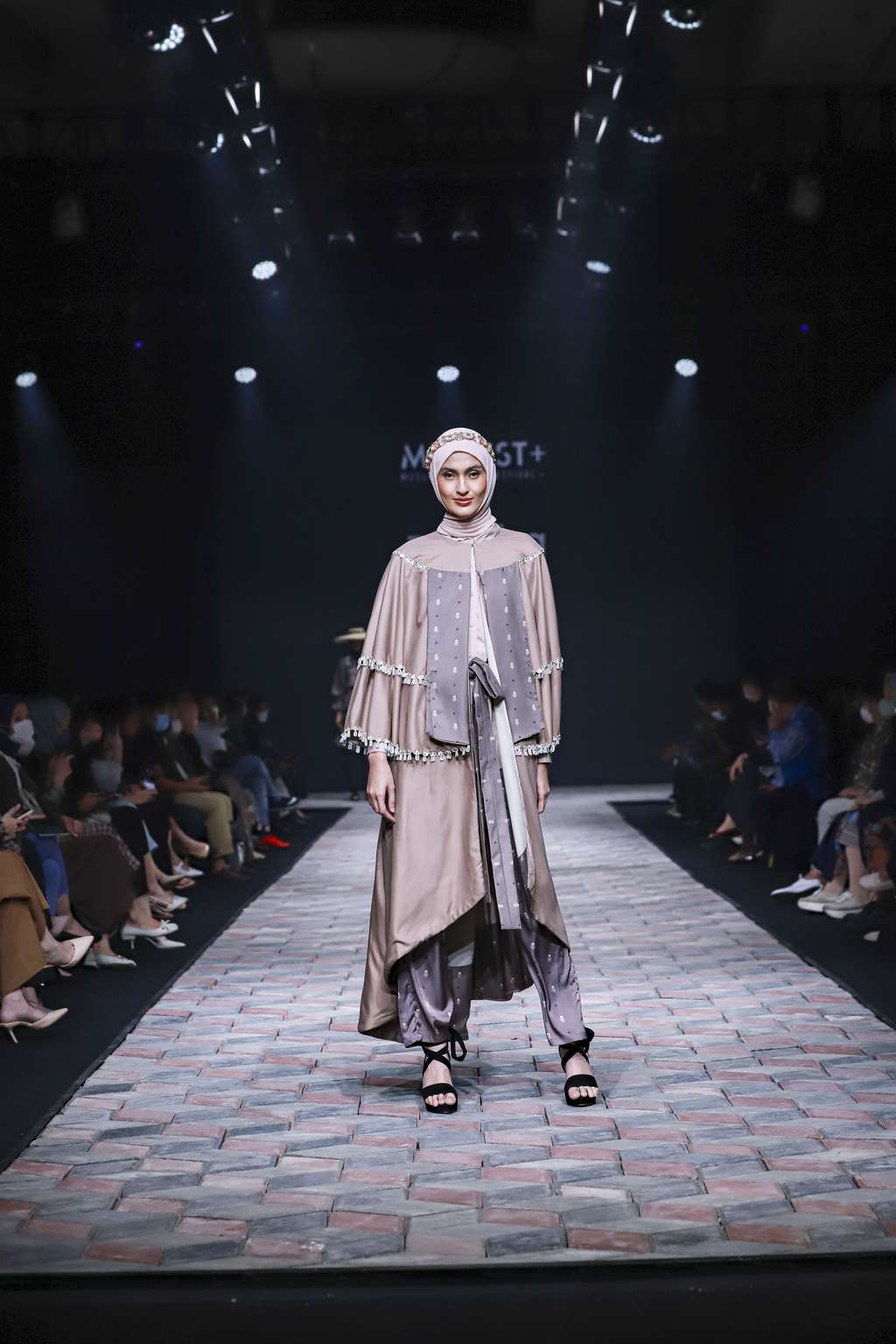 Koleksi Luwur Karya Siswi SMK NU Banat Pukau Runway MUFFEST+