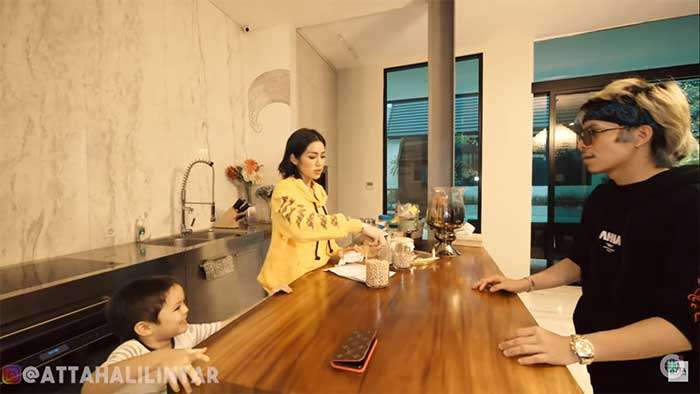 8 Potret Rumah Mewah Artis Bergaya Industrial, Milik Al Ghazali Super Keren, Anak Muda Banget!
