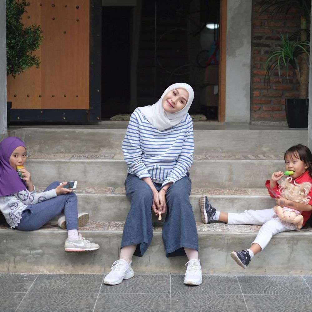 8 Potret Rumah Mewah Artis Bergaya Industrial, Milik Al Ghazali Super Keren, Anak Muda Banget!