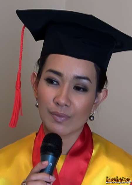 6 Potret Seleb Ikut Wisuda Saat Hamil, Ada yang Bersiap Melahirkan!