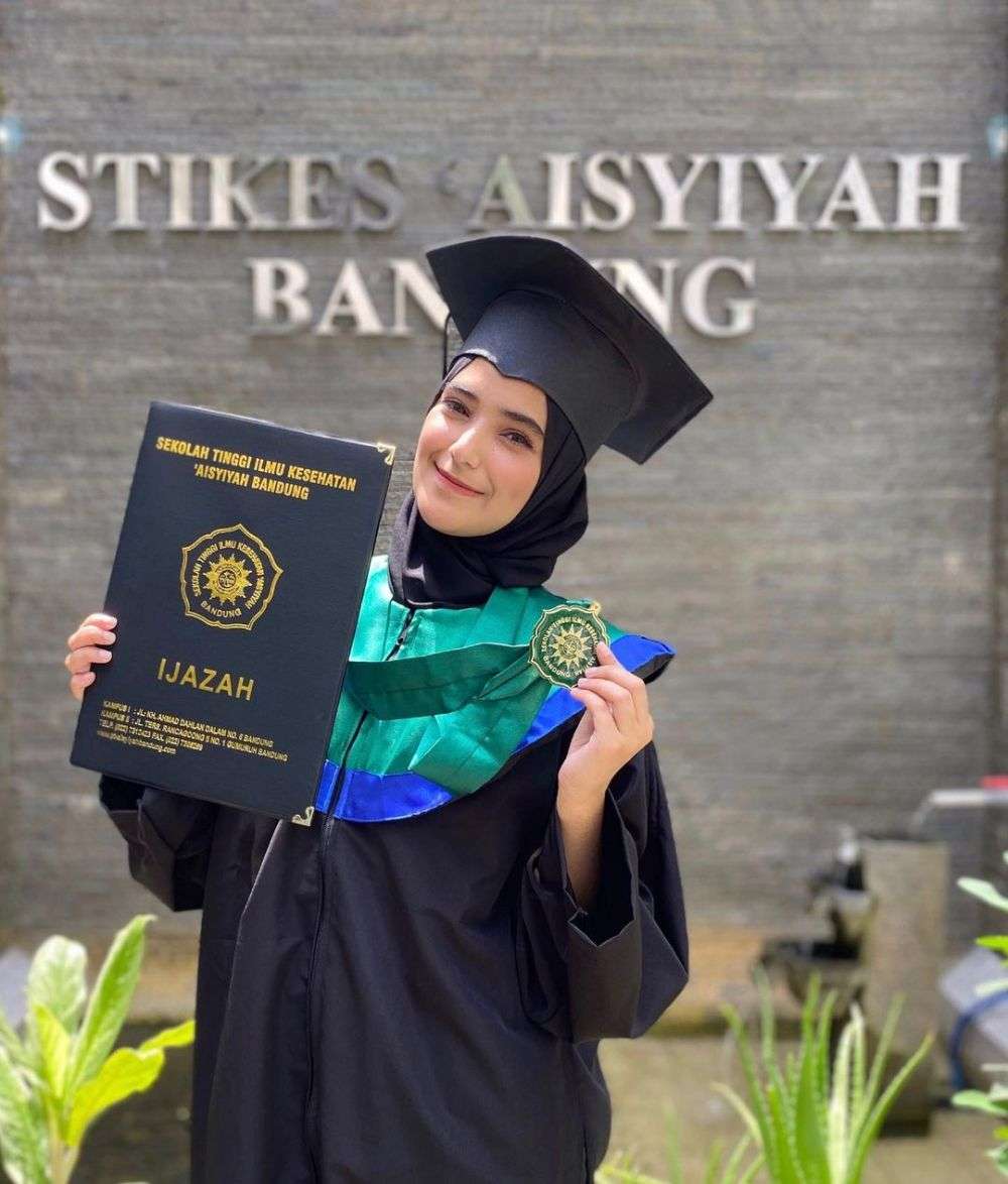 6 Potret Seleb Ikut Wisuda Saat Hamil, Ada yang Bersiap Melahirkan!