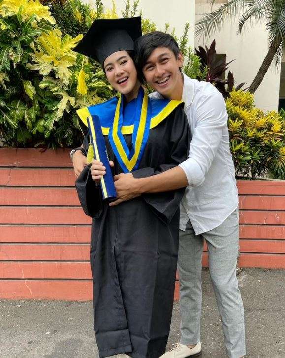 6 Potret Seleb Ikut Wisuda Saat Hamil, Ada yang Bersiap Melahirkan!