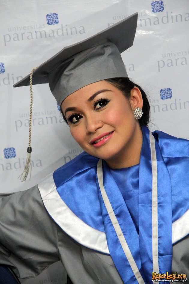 6 Potret Seleb Ikut Wisuda Saat Hamil, Ada yang Bersiap Melahirkan!