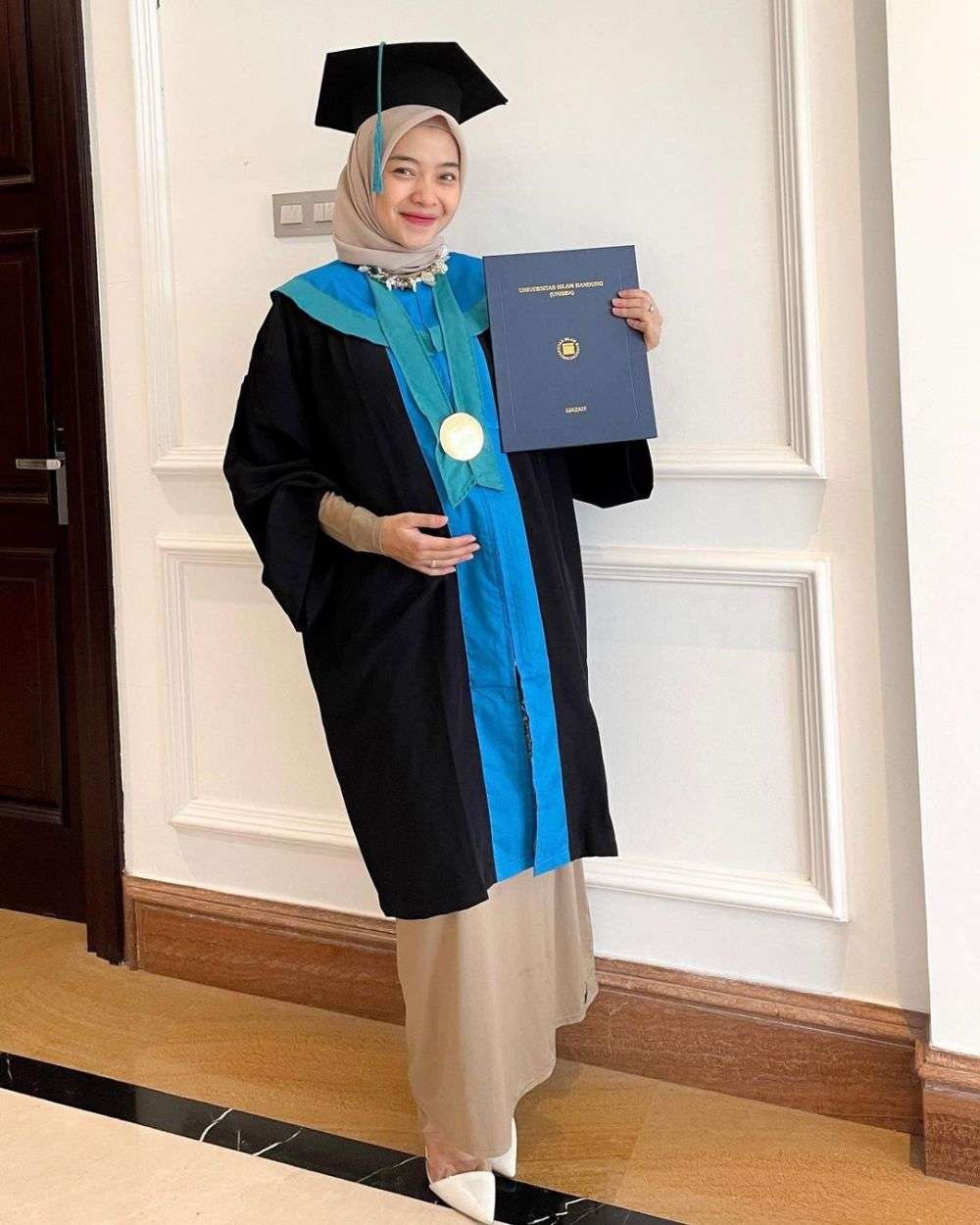6 Potret Seleb Ikut Wisuda Saat Hamil, Ada yang Bersiap Melahirkan!