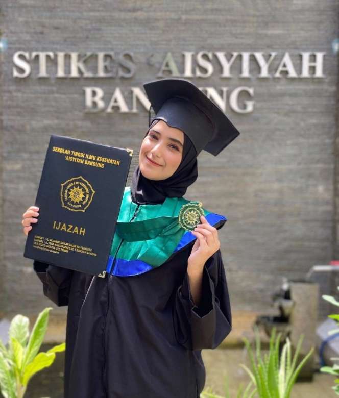 6 Potret Seleb Ikut Wisuda Saat Hamil, Ada yang Bersiap Melahirkan!