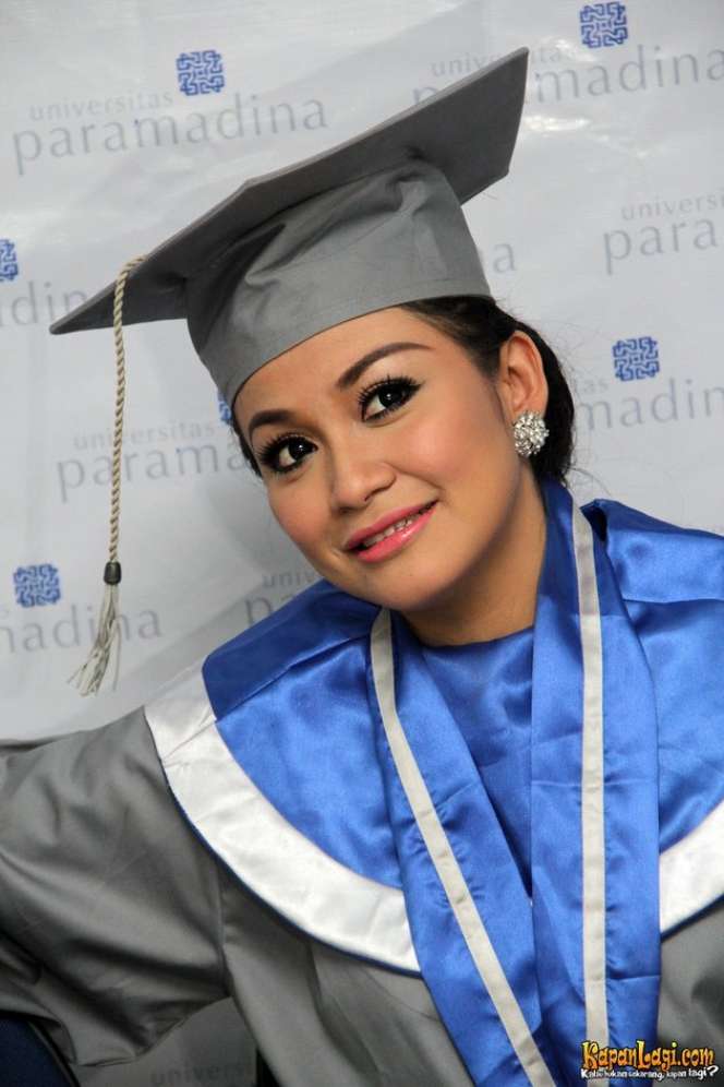 6 Potret Seleb Ikut Wisuda Saat Hamil, Ada yang Bersiap Melahirkan!