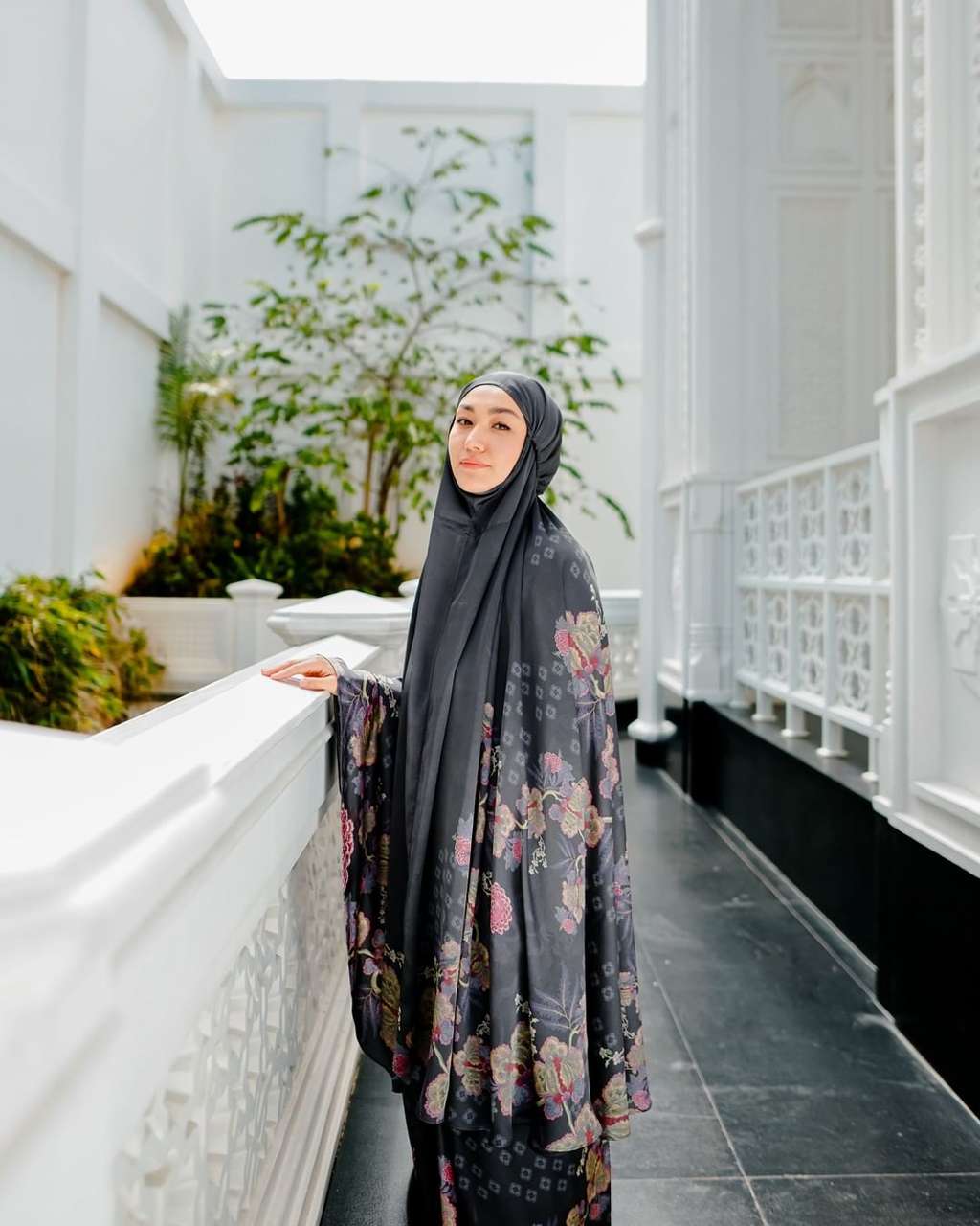 6 Adu Mewah & Mahal Mukena Artis untuk Lebaran, Milik Syahrini Modelnya Cetar Abis!