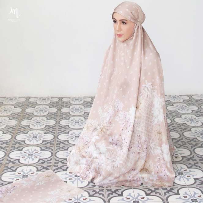 6 Adu Mewah & Mahal Mukena Artis untuk Lebaran, Milik Syahrini Modelnya Cetar Abis!