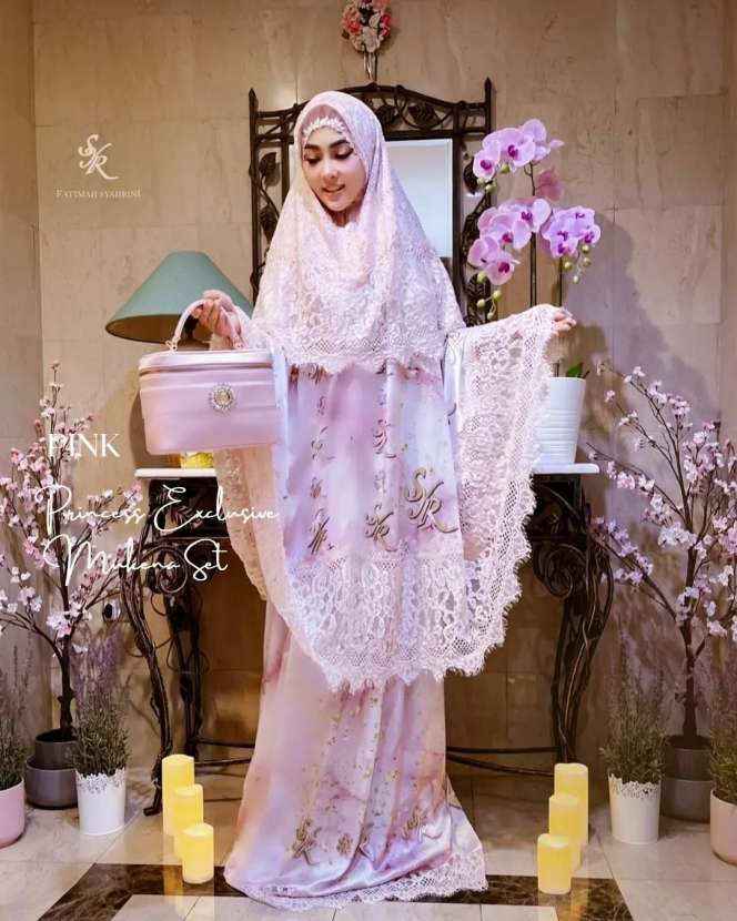 6 Adu Mewah & Mahal Mukena Artis untuk Lebaran, Milik Syahrini Modelnya Cetar Abis!