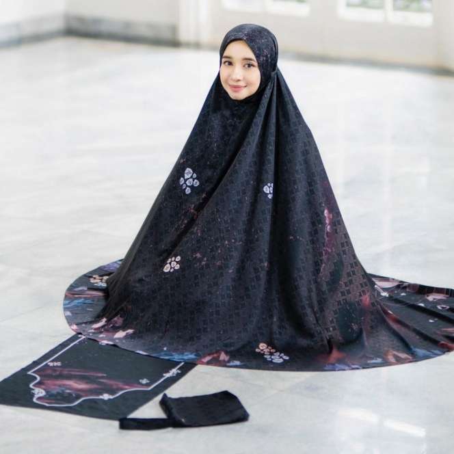 6 Adu Mewah & Mahal Mukena Artis untuk Lebaran, Milik Syahrini Modelnya Cetar Abis!