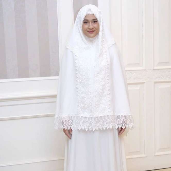 6 Adu Mewah & Mahal Mukena Artis untuk Lebaran, Milik Syahrini Modelnya Cetar Abis!
