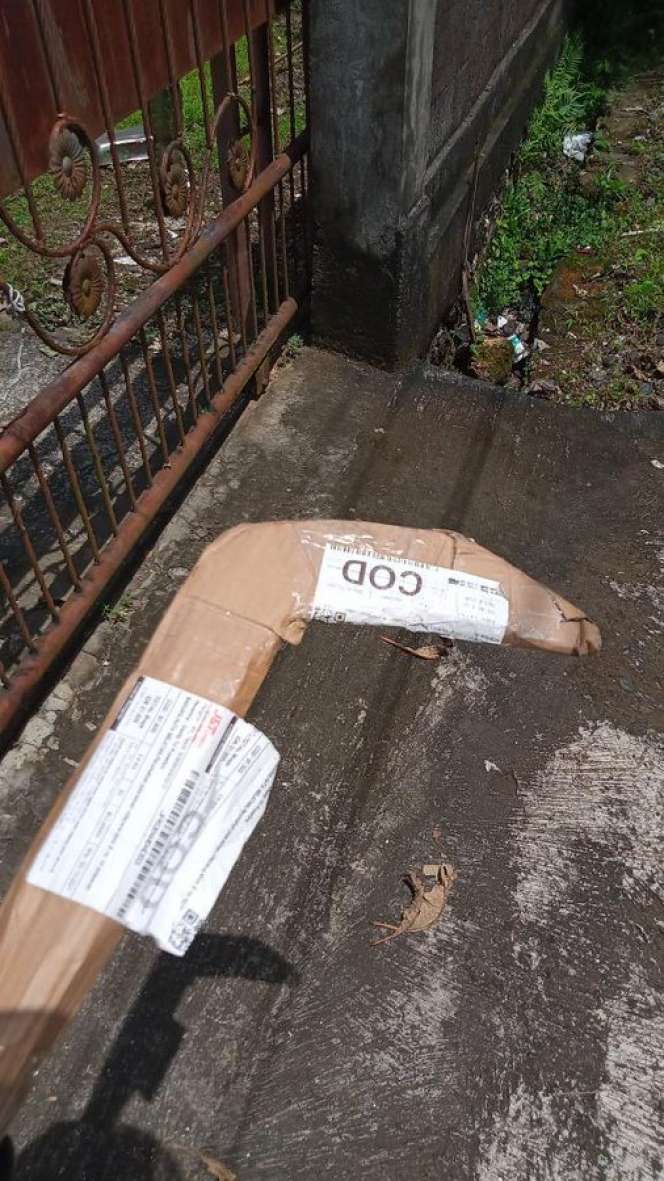 10 Bentuk Nyeleneh Bungkus Paket Barang, Kurirnya Auto Bingung!