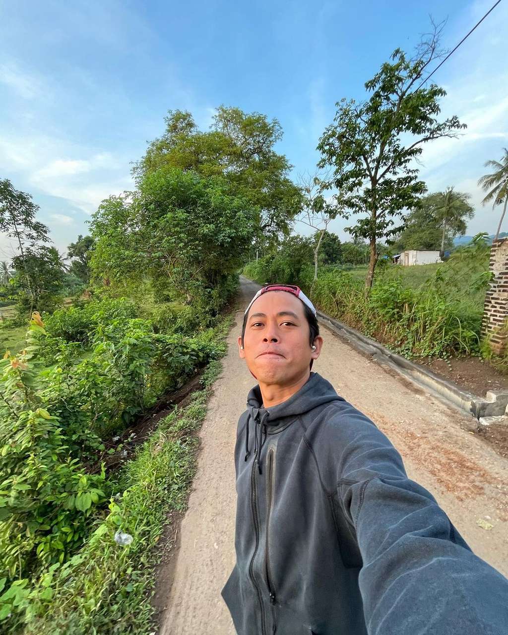 Lama Tak Terdengar Kabarnya, Potret Terbaru Budi Doremi Kini Tinggal di Desa, Istrinya Kerap Menangis!
