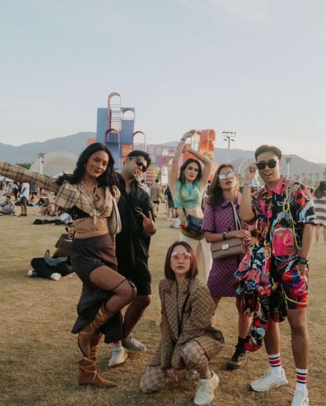 5 Gaya Luna Maya Pamer Perut di Festival Coachella
