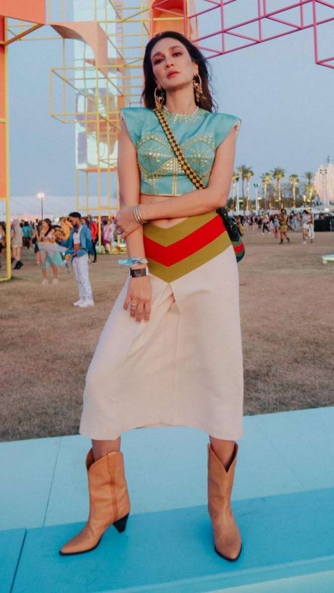 5 Gaya Luna Maya Pamer Perut di Festival Coachella