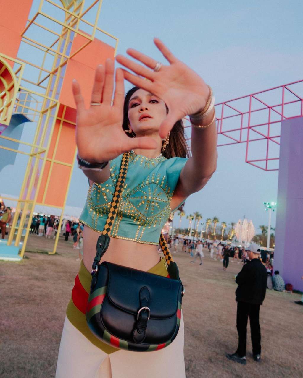 5 Gaya Luna Maya Pamer Perut di Festival Coachella