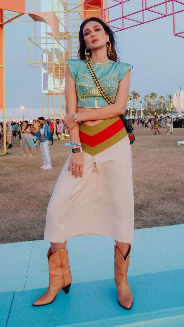 5 Gaya Luna Maya Pamer Perut di Festival Coachella