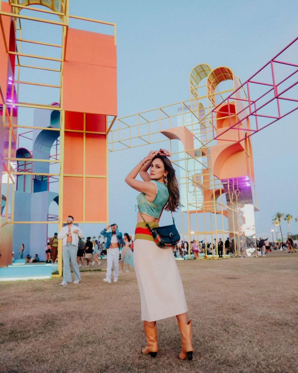 5 Gaya Luna Maya Pamer Perut di Festival Coachella