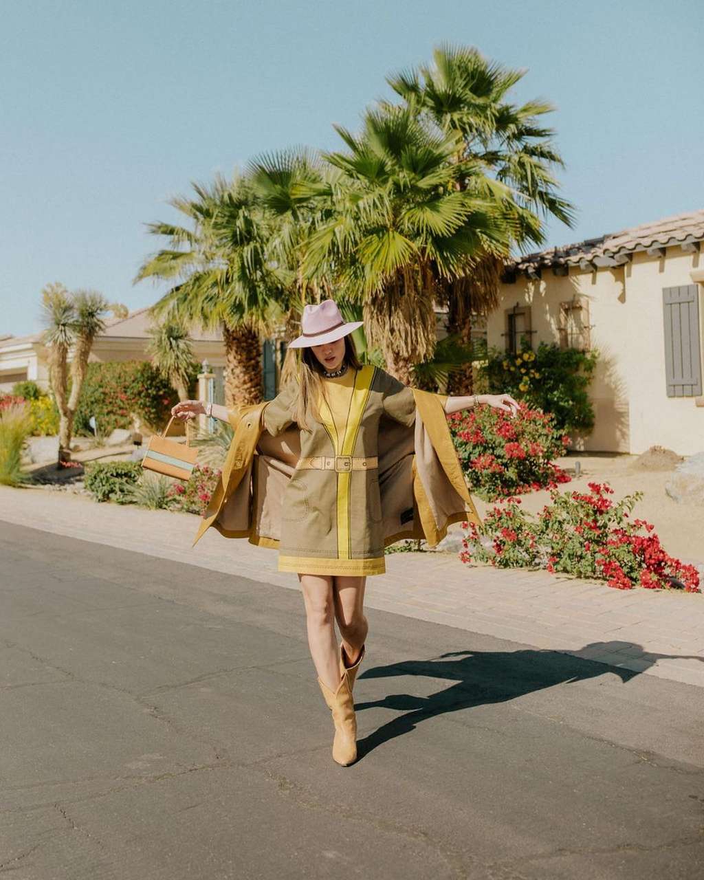 5 Gaya Luna Maya Pamer Perut di Festival Coachella