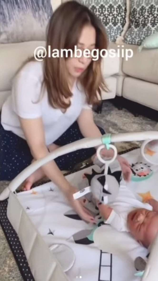8 Potret Nikita Willy Momong Baby Izz, Warganet Malah Salfok Gaya Duduknya!