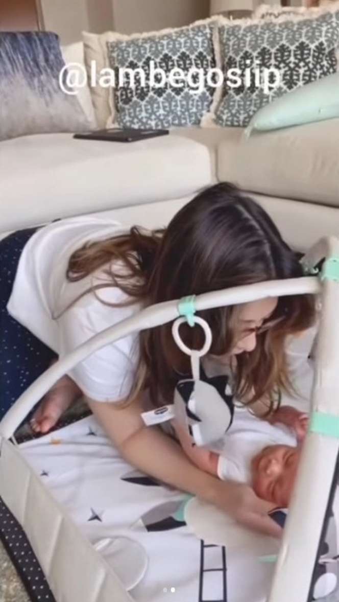 8 Potret Nikita Willy Momong Baby Izz, Warganet Malah Salfok Gaya Duduknya!