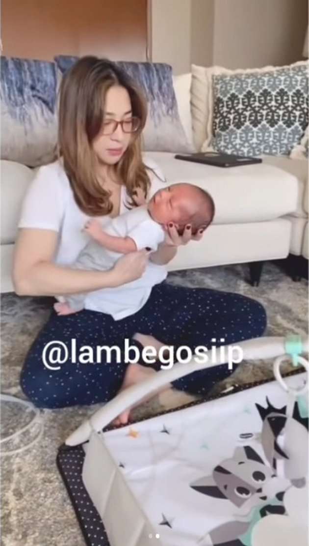 8 Potret Nikita Willy Momong Baby Izz, Warganet Malah Salfok Gaya Duduknya!