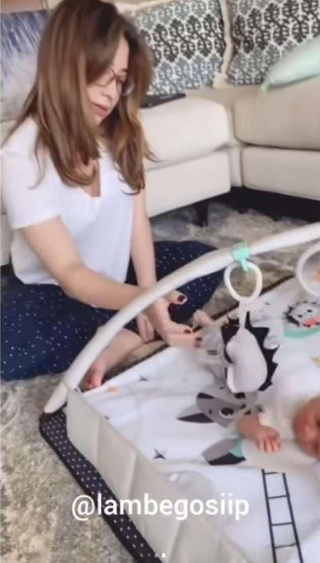 8 Potret Nikita Willy Momong Baby Izz, Warganet Malah Salfok Gaya Duduknya!