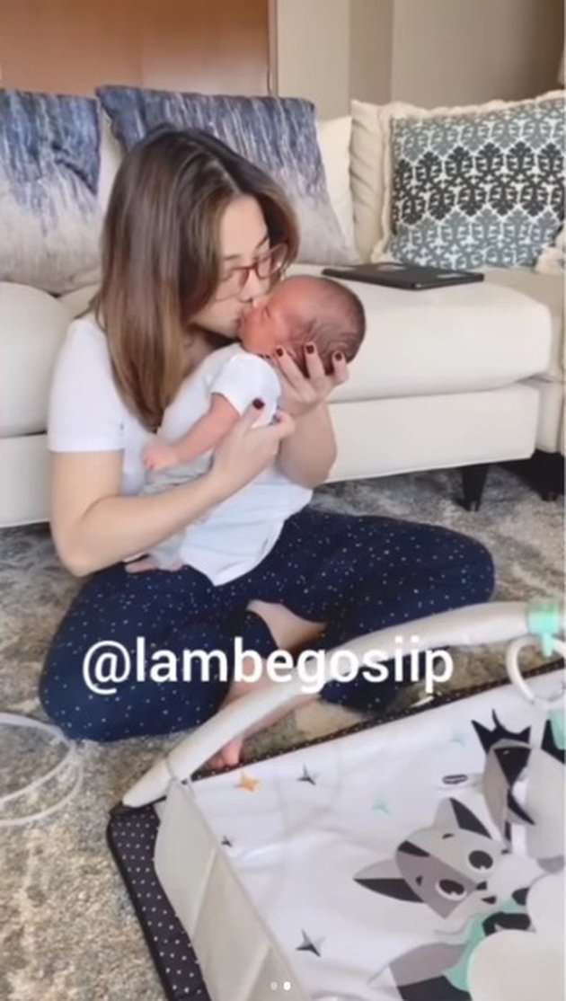 8 Potret Nikita Willy Momong Baby Izz, Warganet Malah Salfok Gaya Duduknya!