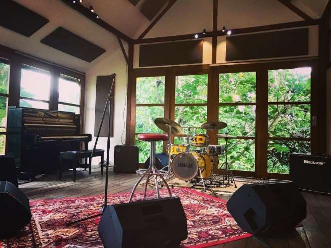 10 Potret Rumah Indra Lesmana, Mantan Suami Sophia Latjuba, Ternyata Amat Sederhana!