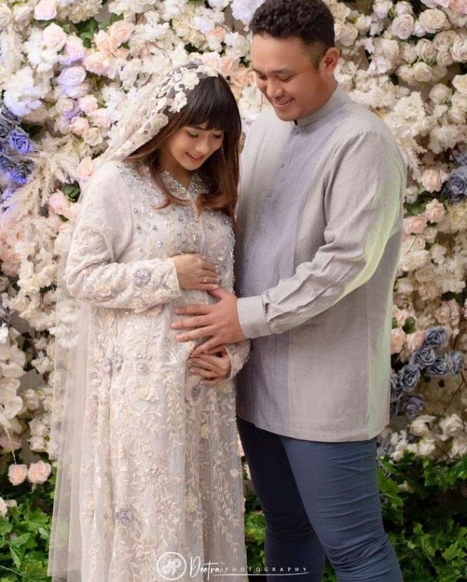 7 Potret Seleb yang Sedang Hamil, Ada yang Menanti Selama 6 Tahun!