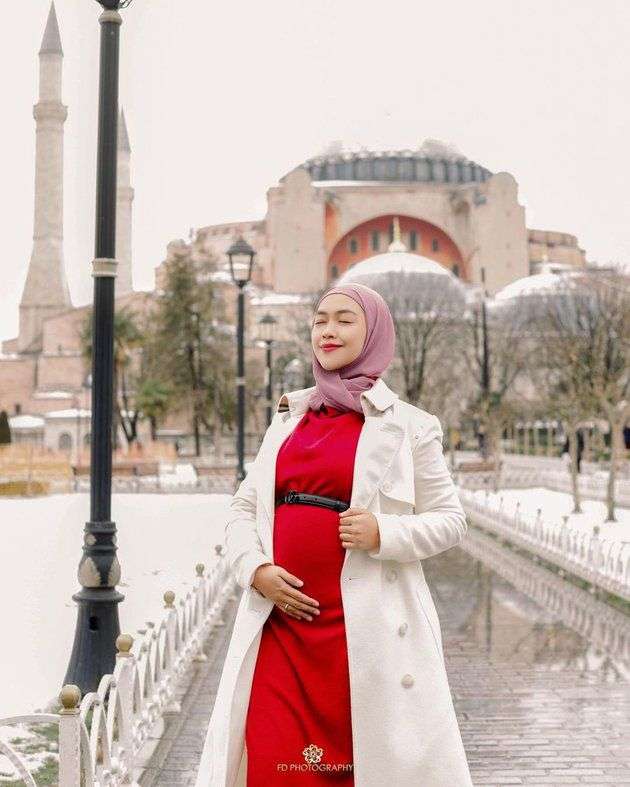 7 Potret Seleb yang Sedang Hamil, Ada yang Menanti Selama 6 Tahun!