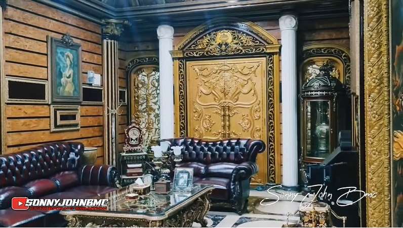 10 Potret Rumah Mewah Haji Taufik, Bak Istana Harta Karun, Semua Barang Berlapis Emas!
