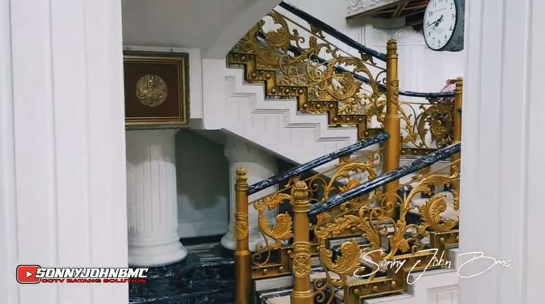 10 Potret Rumah Mewah Haji Taufik, Bak Istana Harta Karun, Semua Barang Berlapis Emas!