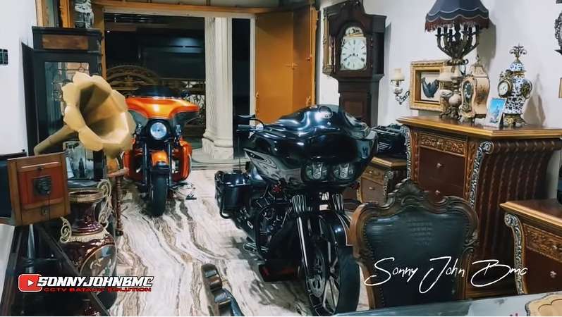 10 Potret Rumah Mewah Haji Taufik, Bak Istana Harta Karun, Semua Barang Berlapis Emas!