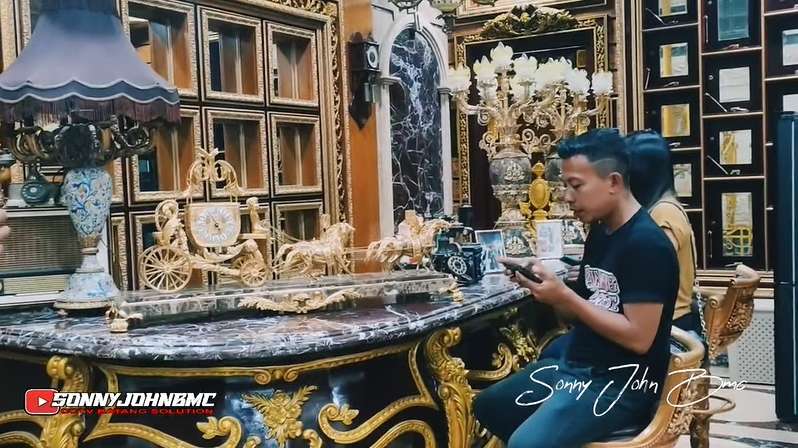 10 Potret Rumah Mewah Haji Taufik, Bak Istana Harta Karun, Semua Barang Berlapis Emas!