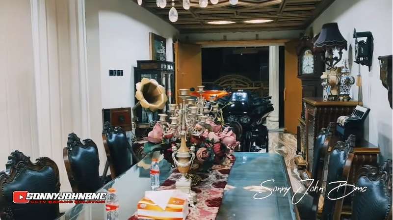 10 Potret Rumah Mewah Haji Taufik, Bak Istana Harta Karun, Semua Barang Berlapis Emas!