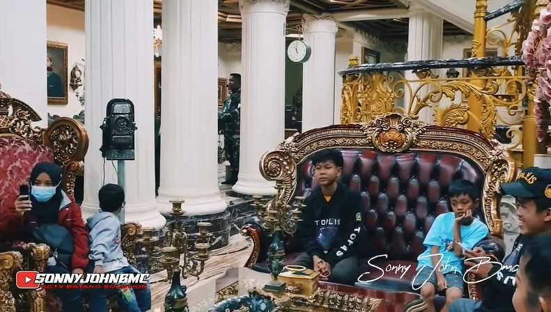 10 Potret Rumah Mewah Haji Taufik, Bak Istana Harta Karun, Semua Barang Berlapis Emas!