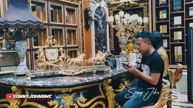 10 Potret Rumah Mewah Haji Taufik, Bak Istana Harta Karun, Semua Barang Berlapis Emas!