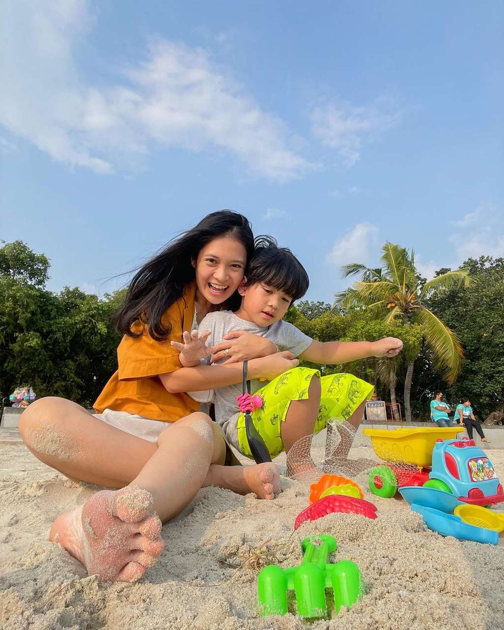 5 Artis Perempuan Jadi Orangtua Tunggal Saat Anak Masih Kecil, Ada yang Berpisah saat Anaknya Baru 4 Bulan
