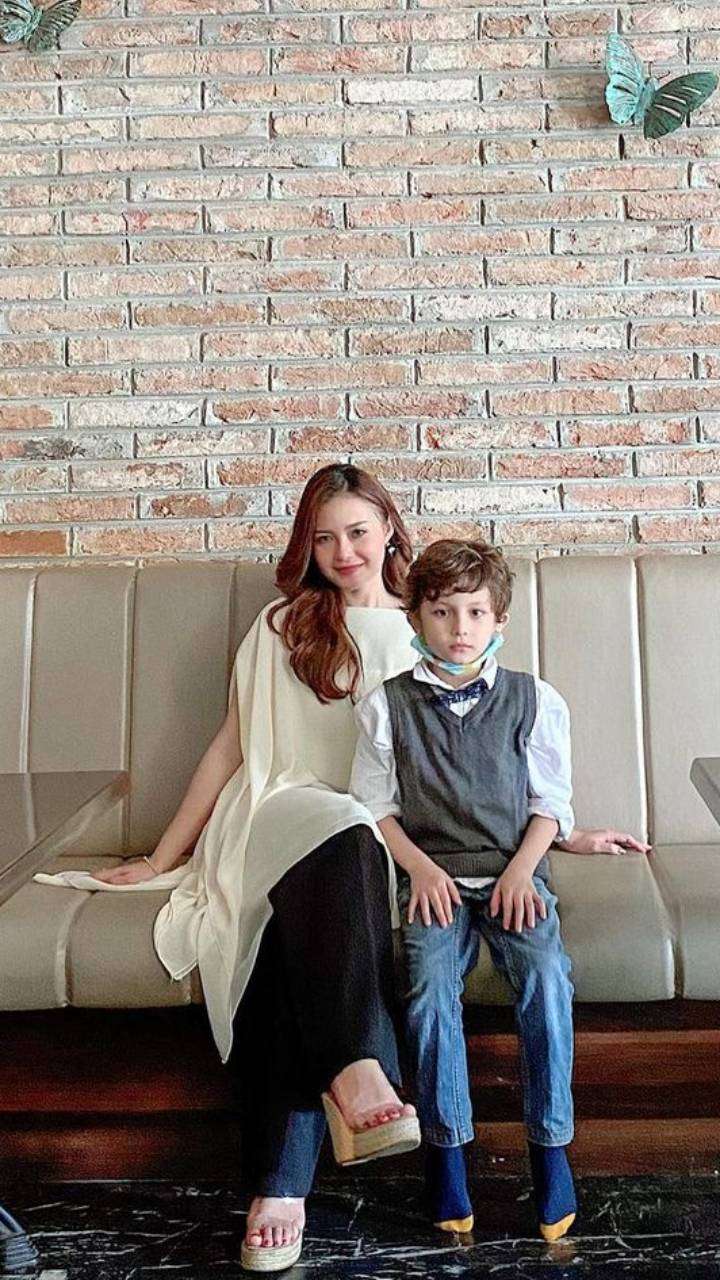 5 Artis Perempuan Jadi Orangtua Tunggal Saat Anak Masih Kecil, Ada yang Berpisah saat Anaknya Baru 4 Bulan
