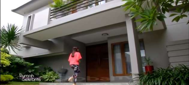 10 Potret Rumah Mewah Farah Quinn yang Pernah Dibobol Maling, Area Tamannya Keren Abis!
