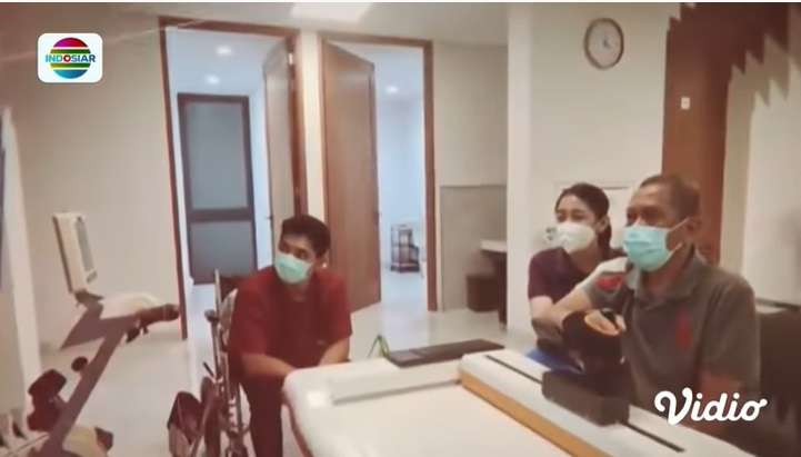 Kondisi Terbaru Tukul Arwana Usai Alami Pendarahan Otak, Rajin Fisioterapi Hingga Bisa Diajak Komunikasi!