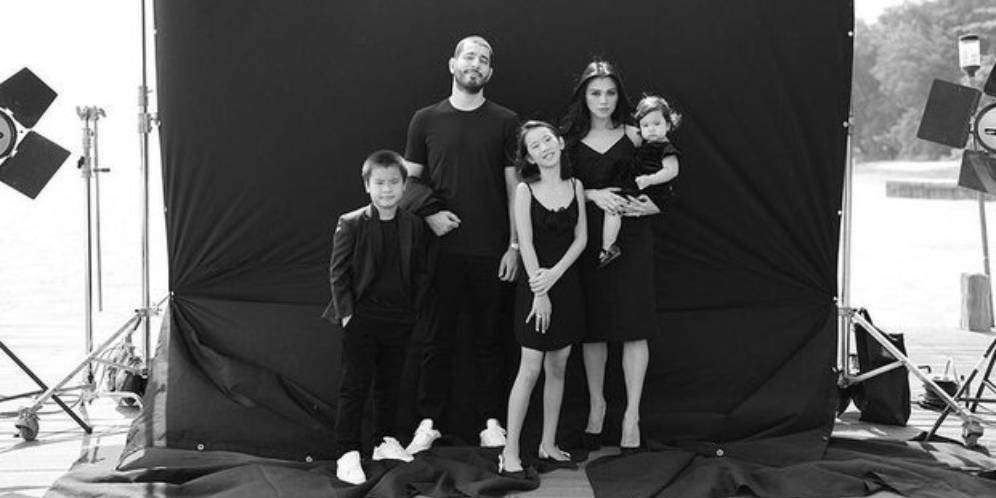 Momen Pemotretan Keluarga Adinda Bakrie, Paras Anak Gadisnya Curi Perhatian